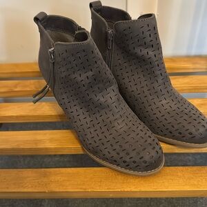 Report Gray Size 9 Shoes!